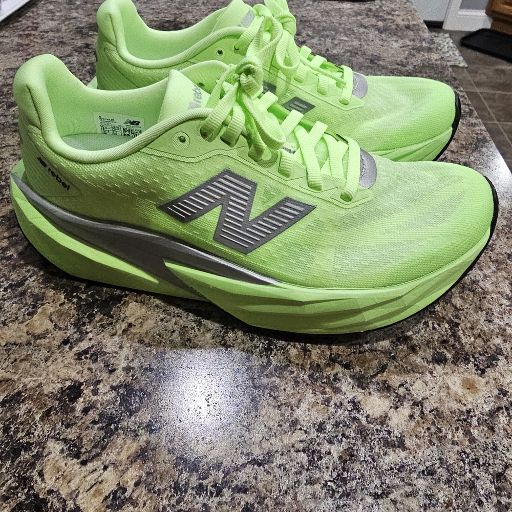 New Balance Women's Green Running Shoes - Picture 3 of 6